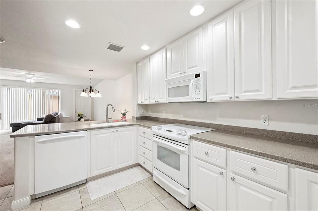 待售: $425,000 (4 贝兹, 3 浴室, 1810 平方英尺)