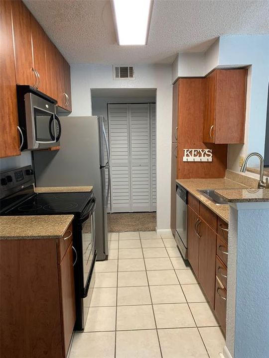 For Sale: $150,000 (1 beds, 1 baths, 754 Square Feet)