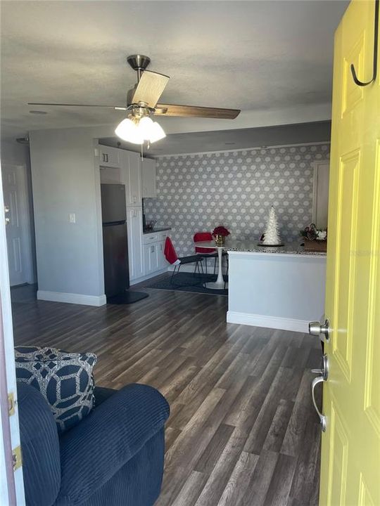 待售: $220,000 (2 贝兹, 2 浴室, 1100 平方英尺)