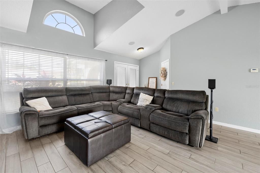 For Sale: $335,000 (3 beds, 2 baths, 1954 Square Feet)