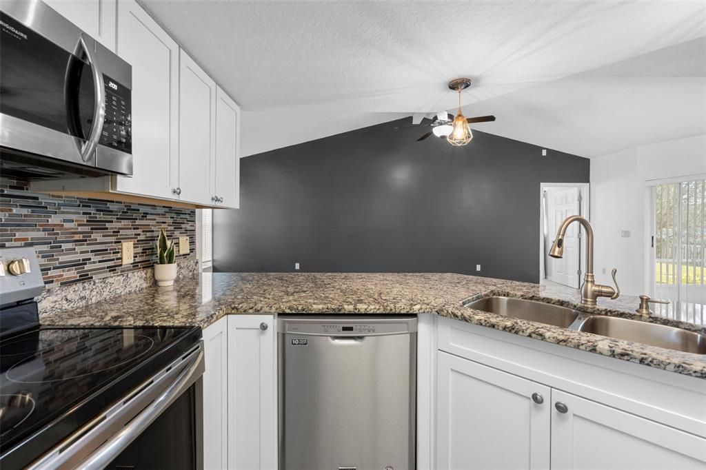 For Sale: $335,000 (3 beds, 2 baths, 1954 Square Feet)