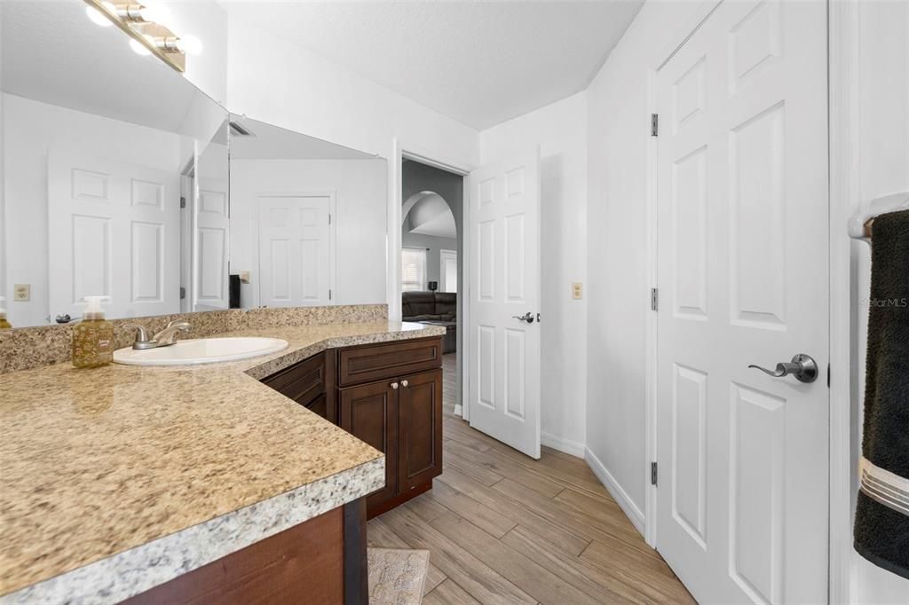 For Sale: $335,000 (3 beds, 2 baths, 1954 Square Feet)