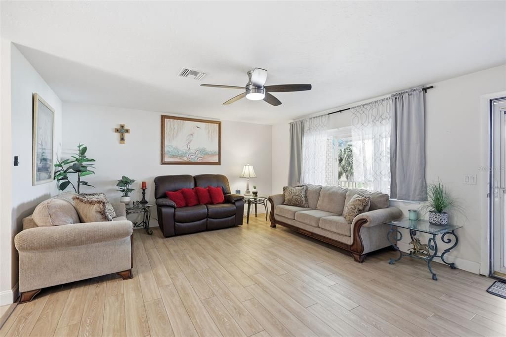 待售: $269,000 (2 贝兹, 2 浴室, 1163 平方英尺)