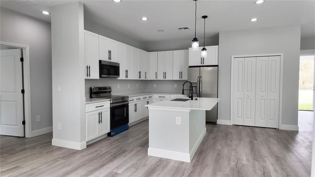 待售: $358,000 (4 贝兹, 3 浴室, 2113 平方英尺)