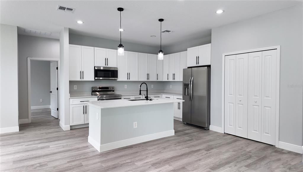 待售: $358,000 (4 贝兹, 3 浴室, 2113 平方英尺)