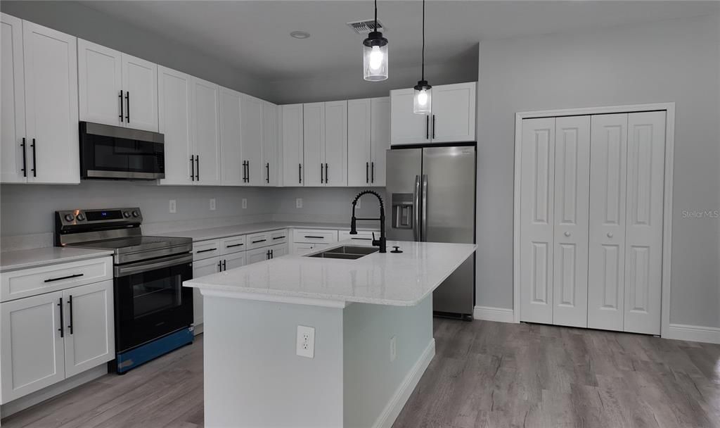 待售: $358,000 (4 贝兹, 3 浴室, 2113 平方英尺)