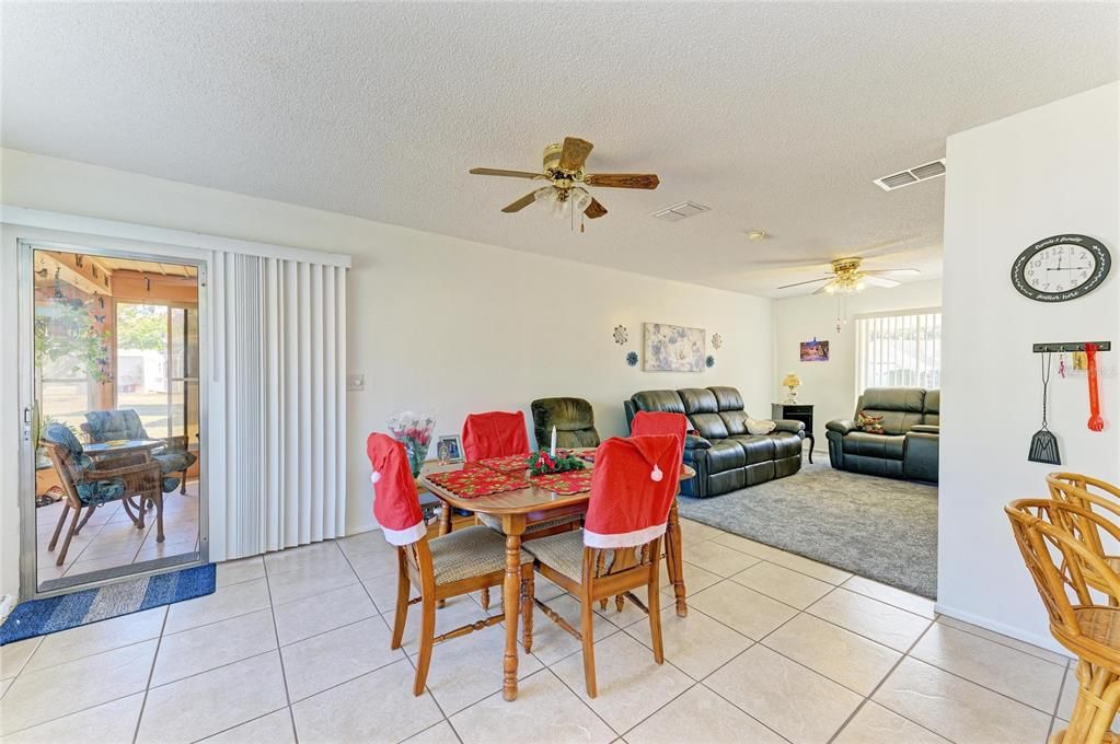 На продажу: $220,000 (2 спален, 2 ванн, 1176 Квадратных фут)