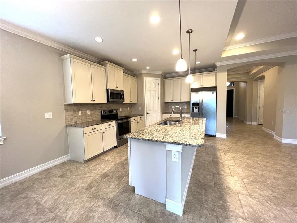 For Sale: $550,000 (3 beds, 2 baths, 1984 Square Feet)