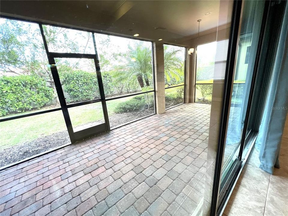 For Sale: $550,000 (3 beds, 2 baths, 1984 Square Feet)