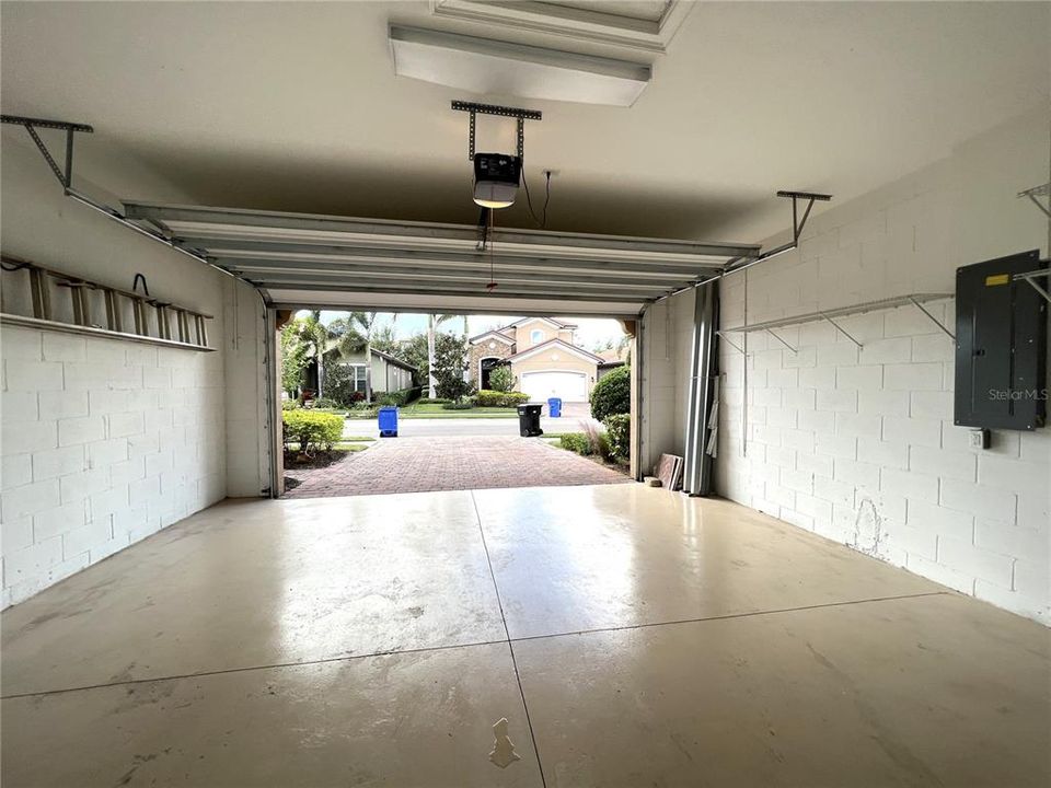 For Sale: $550,000 (3 beds, 2 baths, 1984 Square Feet)