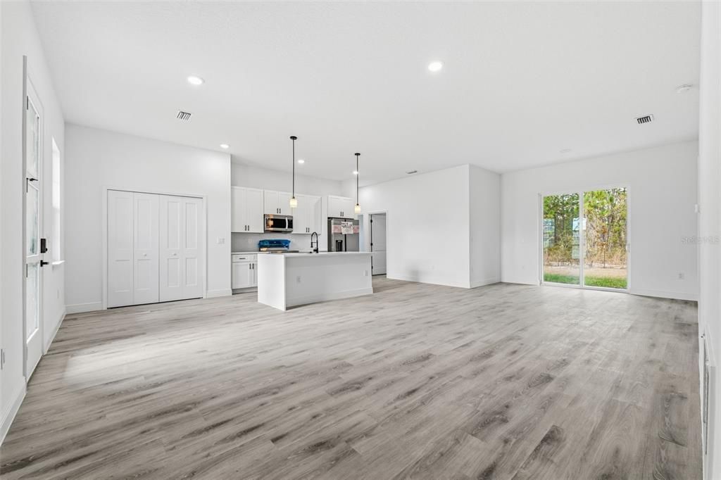 For Sale: $319,000 (4 beds, 2 baths, 1751 Square Feet)