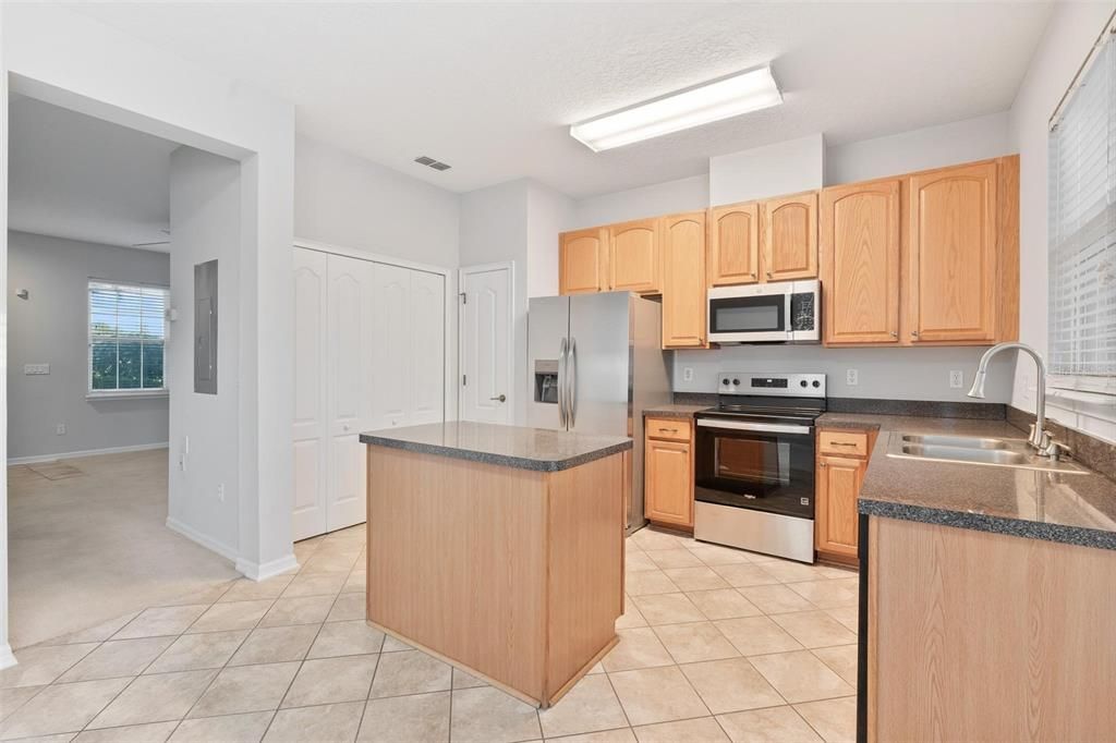 For Sale: $330,000 (2 beds, 2 baths, 1228 Square Feet)