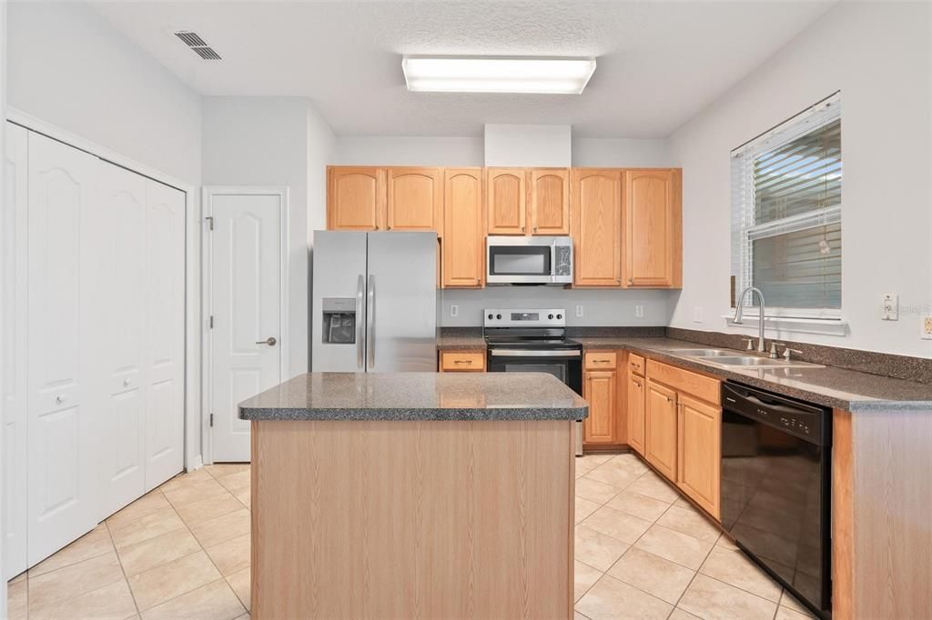 For Sale: $330,000 (2 beds, 2 baths, 1228 Square Feet)