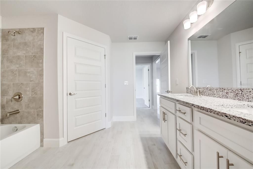 En Venta: $428,600 (4 camas, 3 baños, 2200 Pies cuadrados)