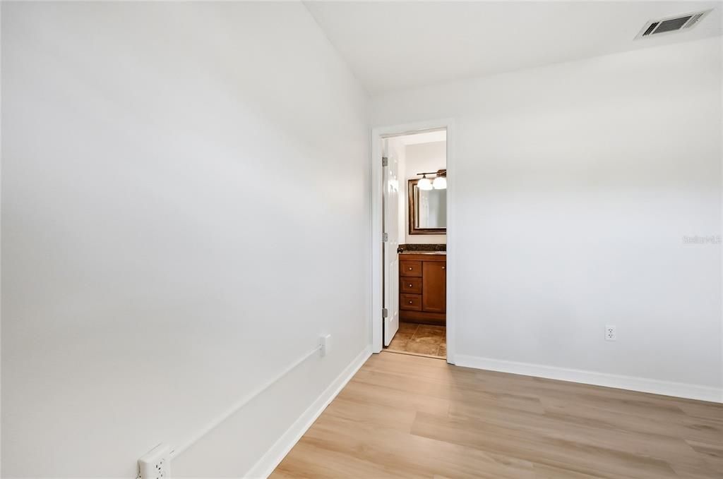 For Sale: $199,500 (2 beds, 2 baths, 1043 Square Feet)