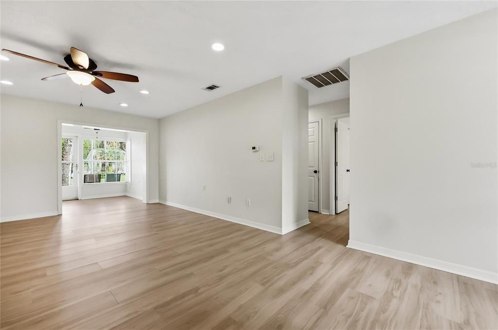 For Sale: $199,500 (2 beds, 2 baths, 1043 Square Feet)