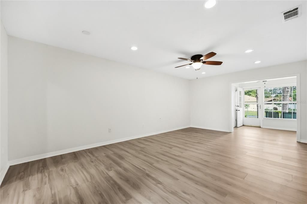 For Sale: $199,500 (2 beds, 2 baths, 1043 Square Feet)