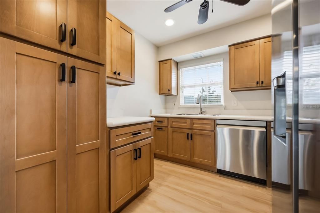 For Sale: $199,500 (2 beds, 2 baths, 1043 Square Feet)