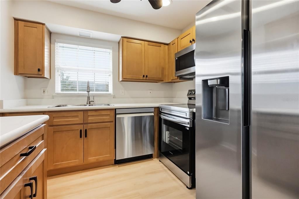 For Sale: $199,500 (2 beds, 2 baths, 1043 Square Feet)