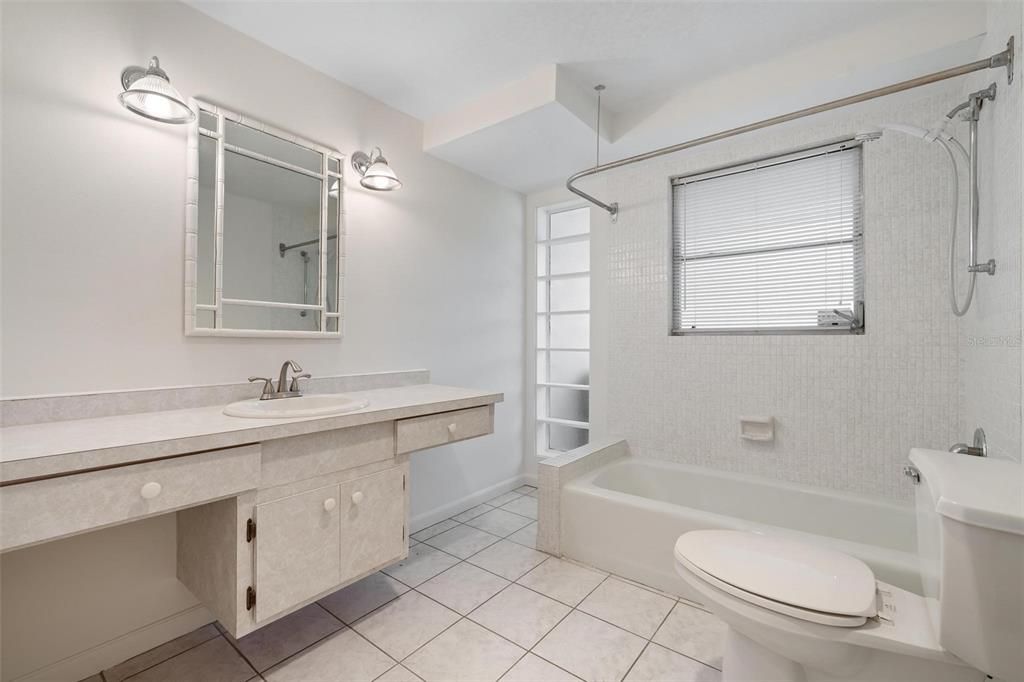 Active With Contract: $325,000 (2 beds, 2 baths, 1277 Square Feet)