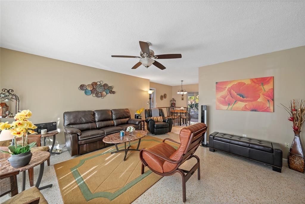 For Sale: $239,000 (2 beds, 2 baths, 1370 Square Feet)