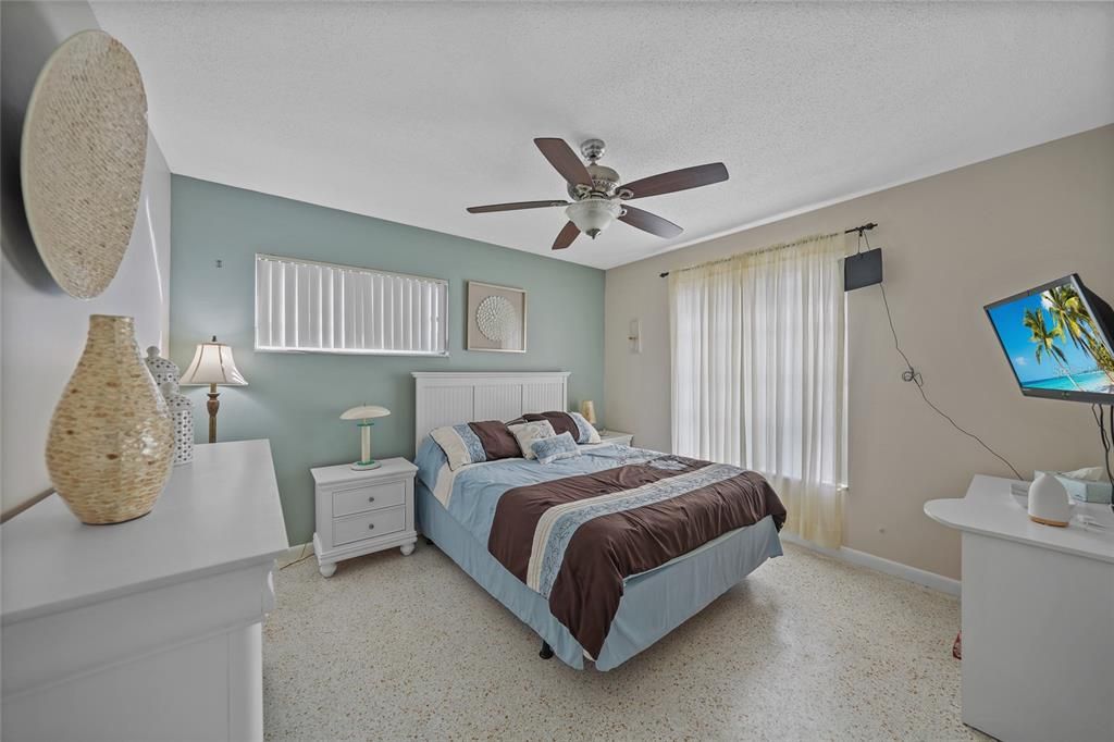 For Sale: $239,000 (2 beds, 2 baths, 1370 Square Feet)