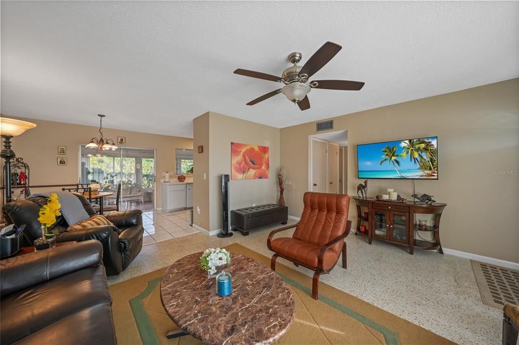 For Sale: $239,000 (2 beds, 2 baths, 1370 Square Feet)