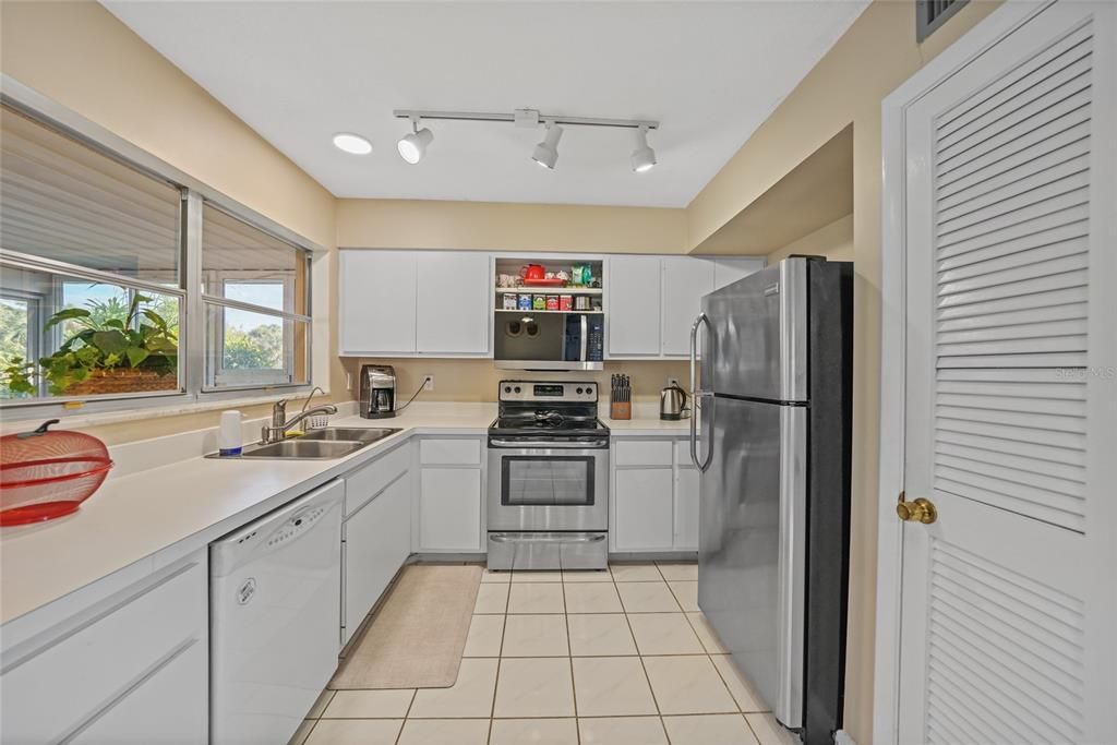 For Sale: $239,000 (2 beds, 2 baths, 1370 Square Feet)