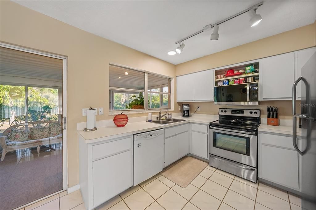 For Sale: $239,000 (2 beds, 2 baths, 1370 Square Feet)