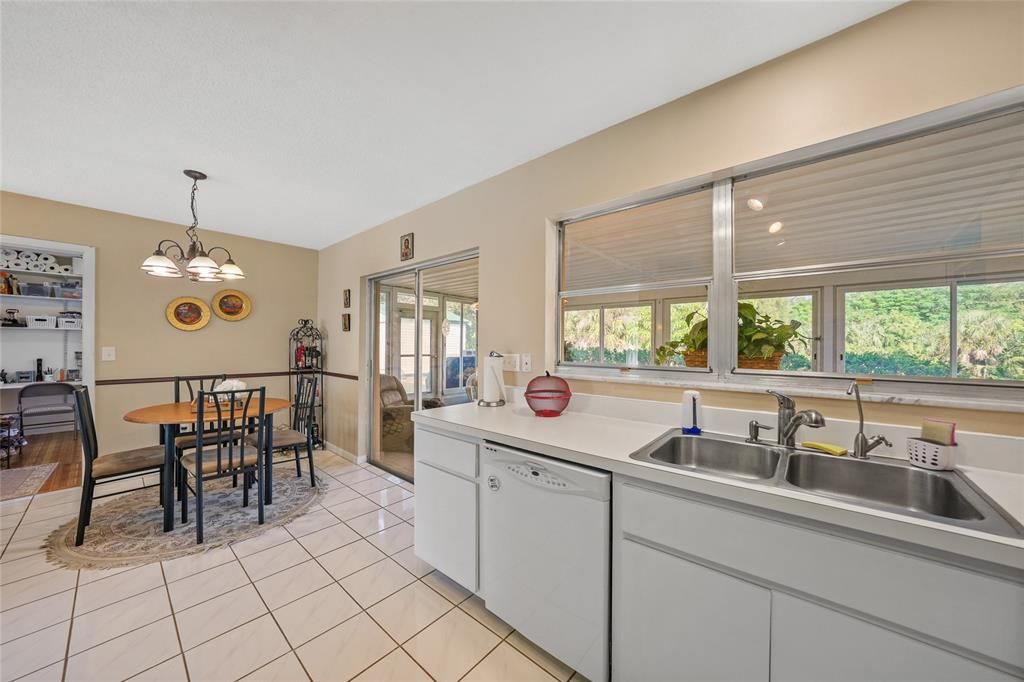 For Sale: $239,000 (2 beds, 2 baths, 1370 Square Feet)