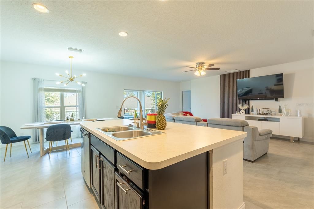 For Rent: $2,300 (4 beds, 2 baths, 1905 Square Feet)