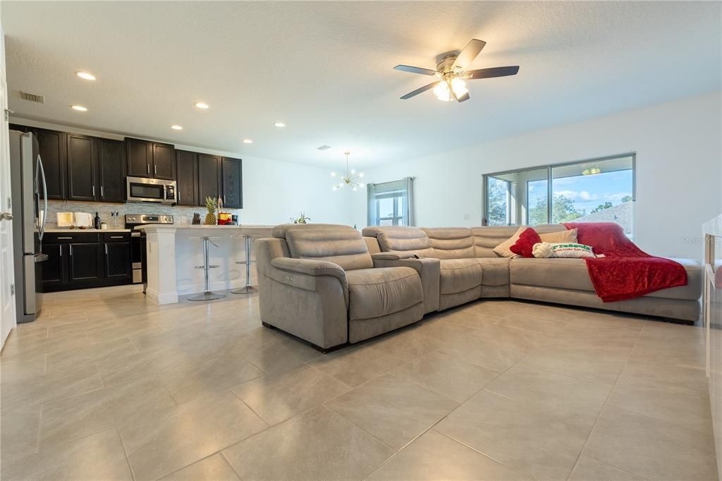 For Rent: $2,300 (4 beds, 2 baths, 1905 Square Feet)