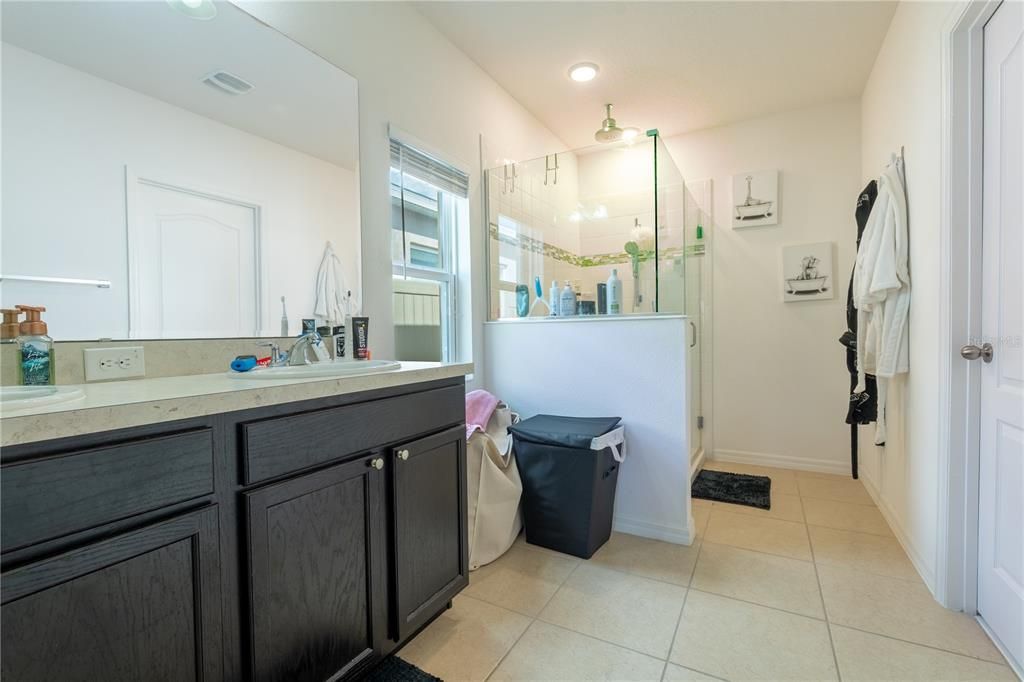 For Rent: $2,300 (4 beds, 2 baths, 1905 Square Feet)