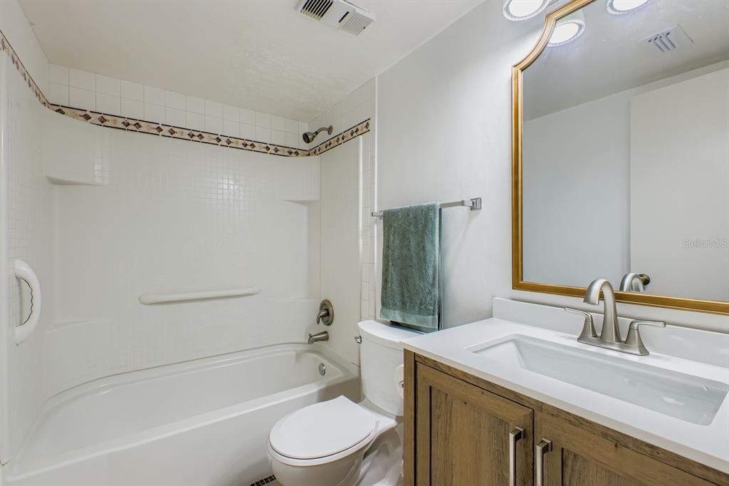 For Sale: $205,000 (2 beds, 1 baths, 818 Square Feet)