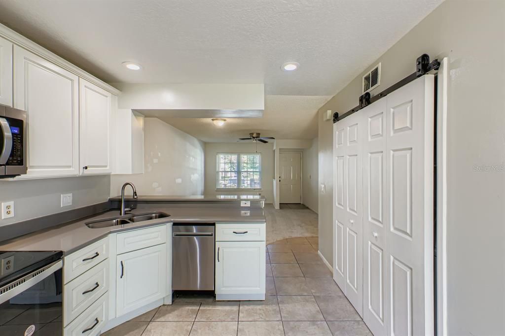 For Sale: $205,000 (2 beds, 1 baths, 818 Square Feet)