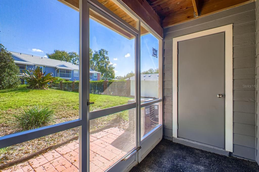 For Sale: $205,000 (2 beds, 1 baths, 818 Square Feet)