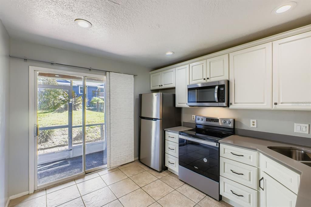 For Sale: $205,000 (2 beds, 1 baths, 818 Square Feet)