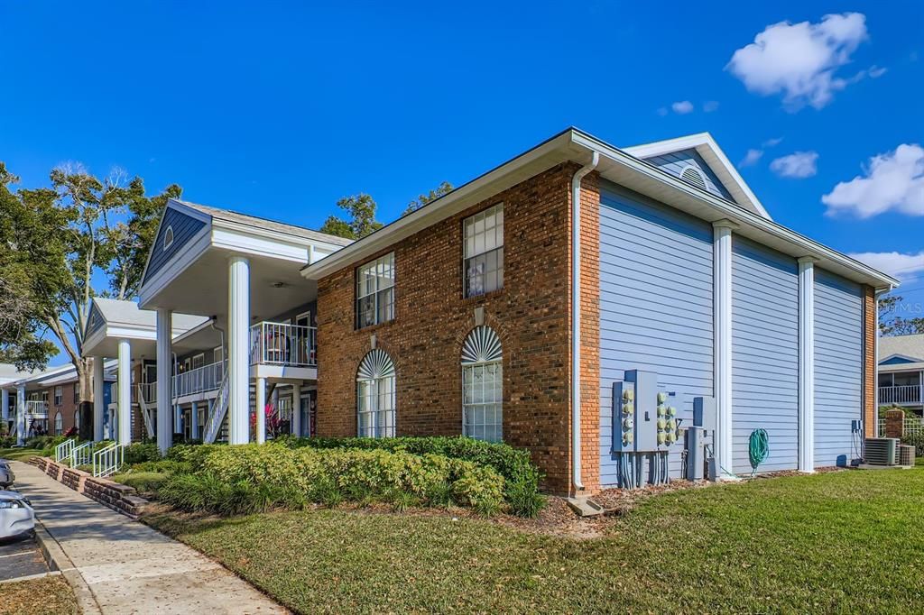 For Sale: $205,000 (2 beds, 1 baths, 818 Square Feet)