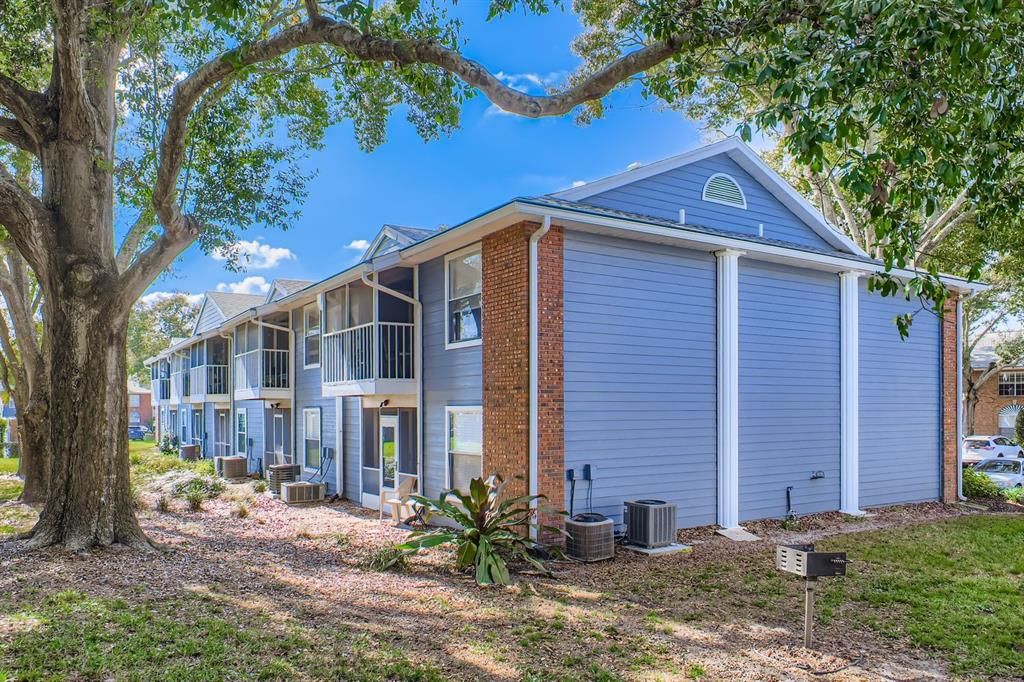 For Sale: $205,000 (2 beds, 1 baths, 818 Square Feet)