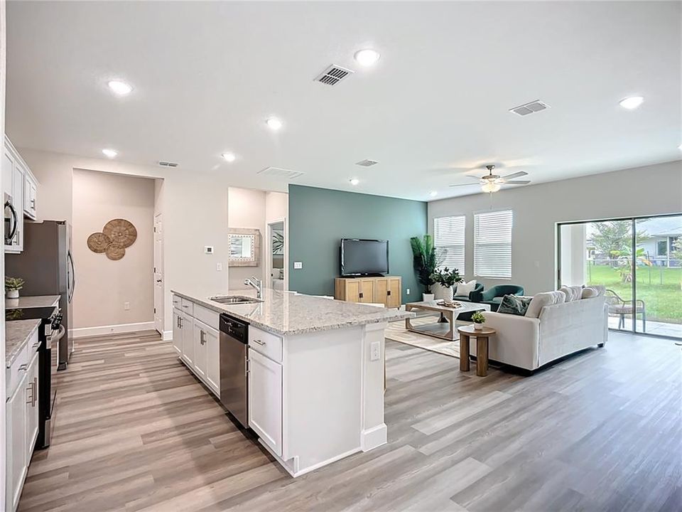 合同活跃: $350,000 (4 贝兹, 2 浴室, 1810 平方英尺)