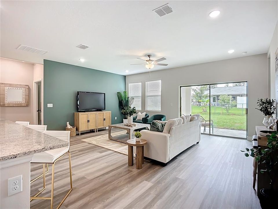 合同活跃: $350,000 (4 贝兹, 2 浴室, 1810 平方英尺)