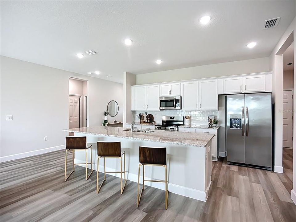 合同活跃: $350,000 (4 贝兹, 2 浴室, 1810 平方英尺)