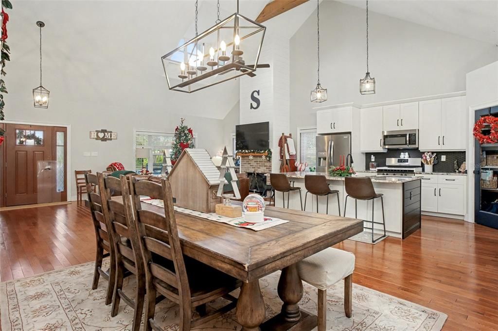 En Venta: $670,000 (3 camas, 2 baños, 2456 Pies cuadrados)