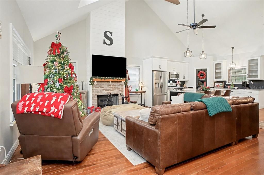 En Venta: $670,000 (3 camas, 2 baños, 2456 Pies cuadrados)