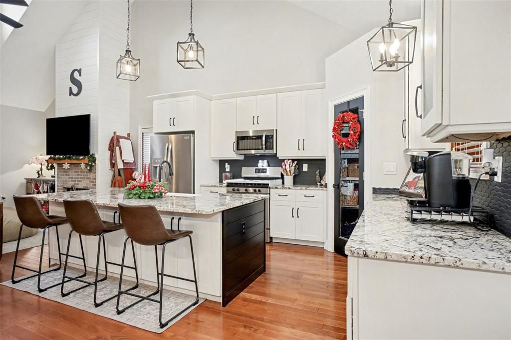 En Venta: $670,000 (3 camas, 2 baños, 2456 Pies cuadrados)