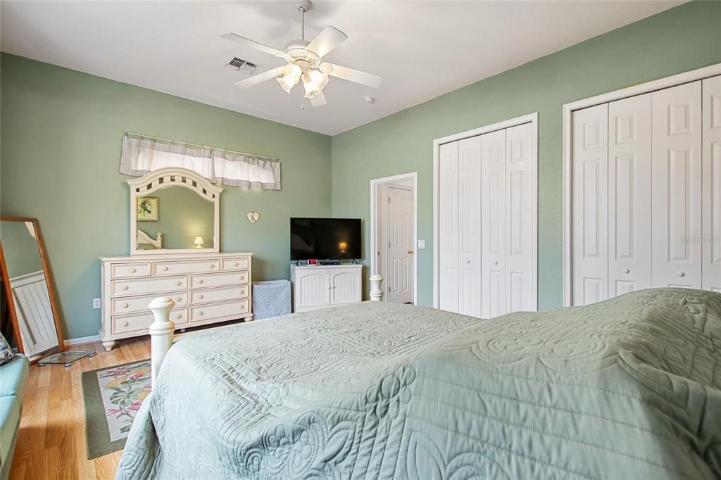 For Sale: $310,000 (1 beds, 1 baths, 1211 Square Feet)