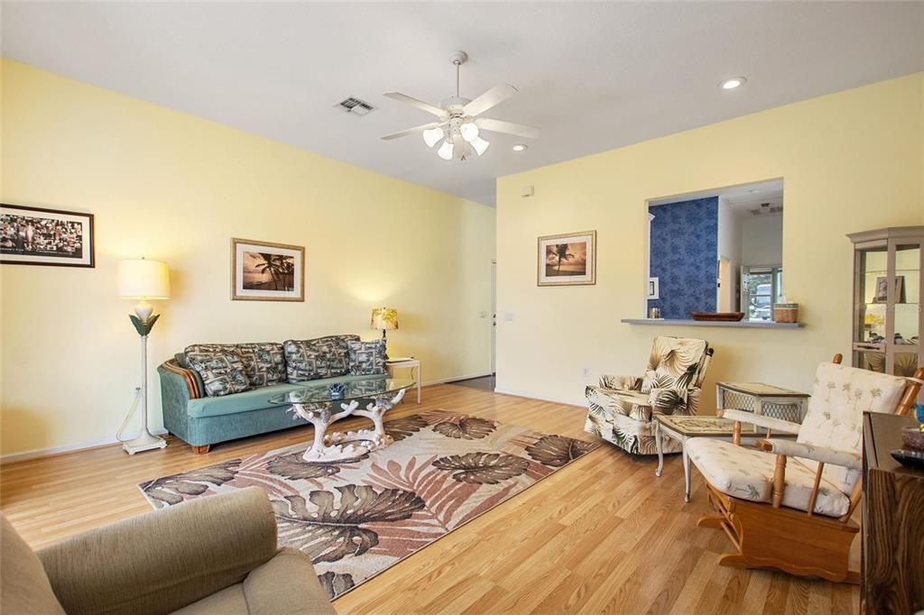 For Sale: $310,000 (1 beds, 1 baths, 1211 Square Feet)