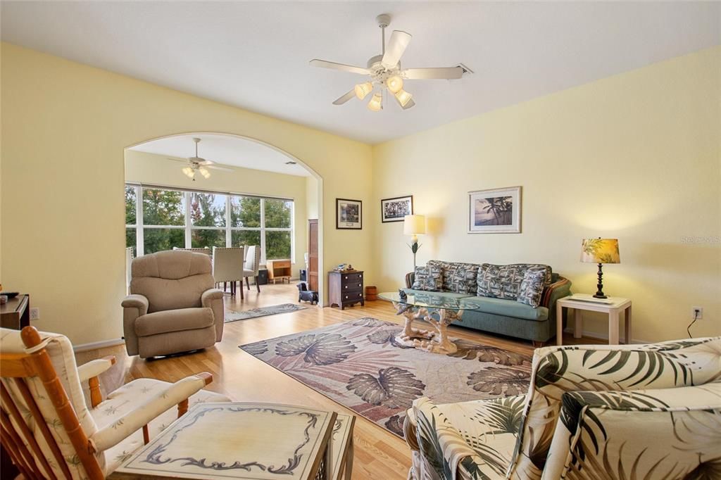 For Sale: $310,000 (1 beds, 1 baths, 1211 Square Feet)