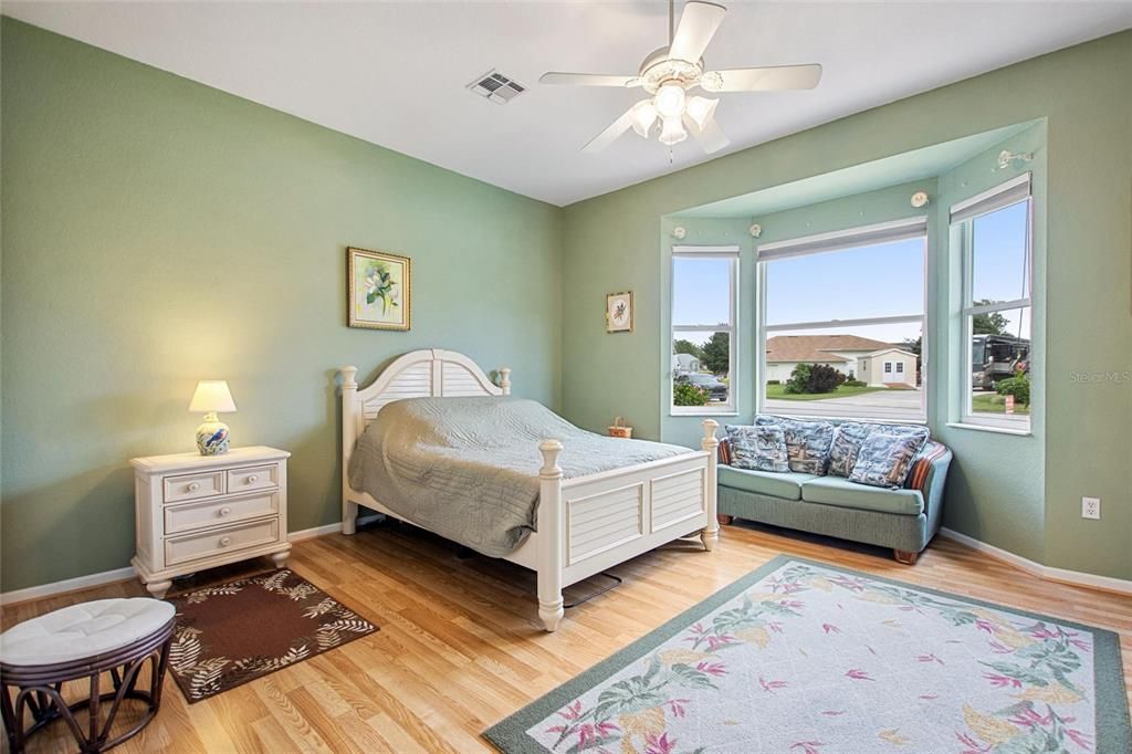 For Sale: $310,000 (1 beds, 1 baths, 1211 Square Feet)