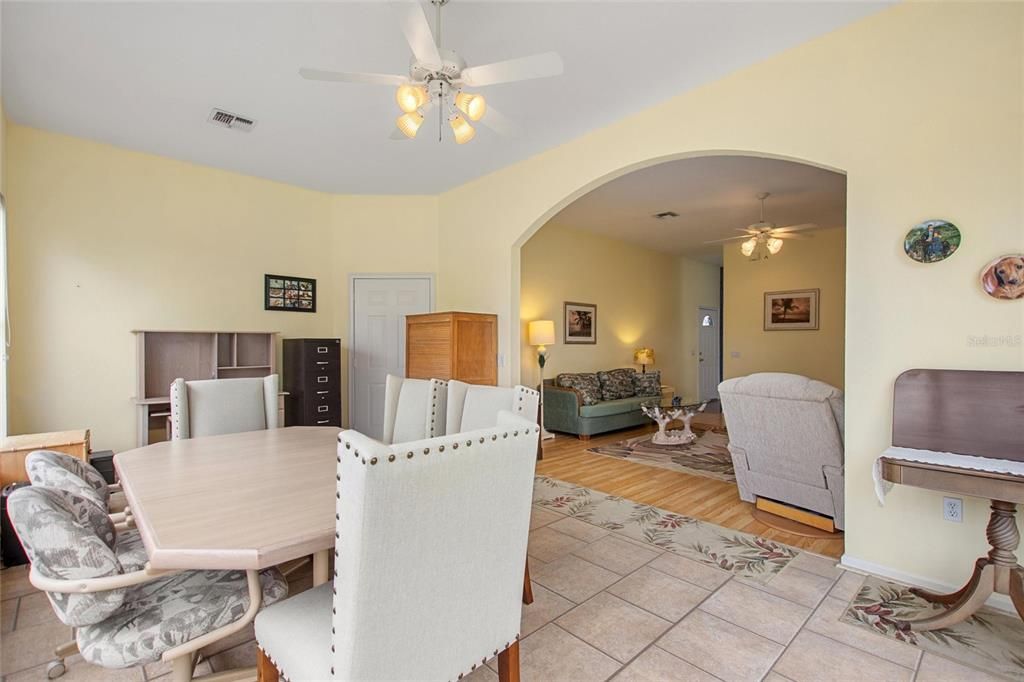 For Sale: $310,000 (1 beds, 1 baths, 1211 Square Feet)